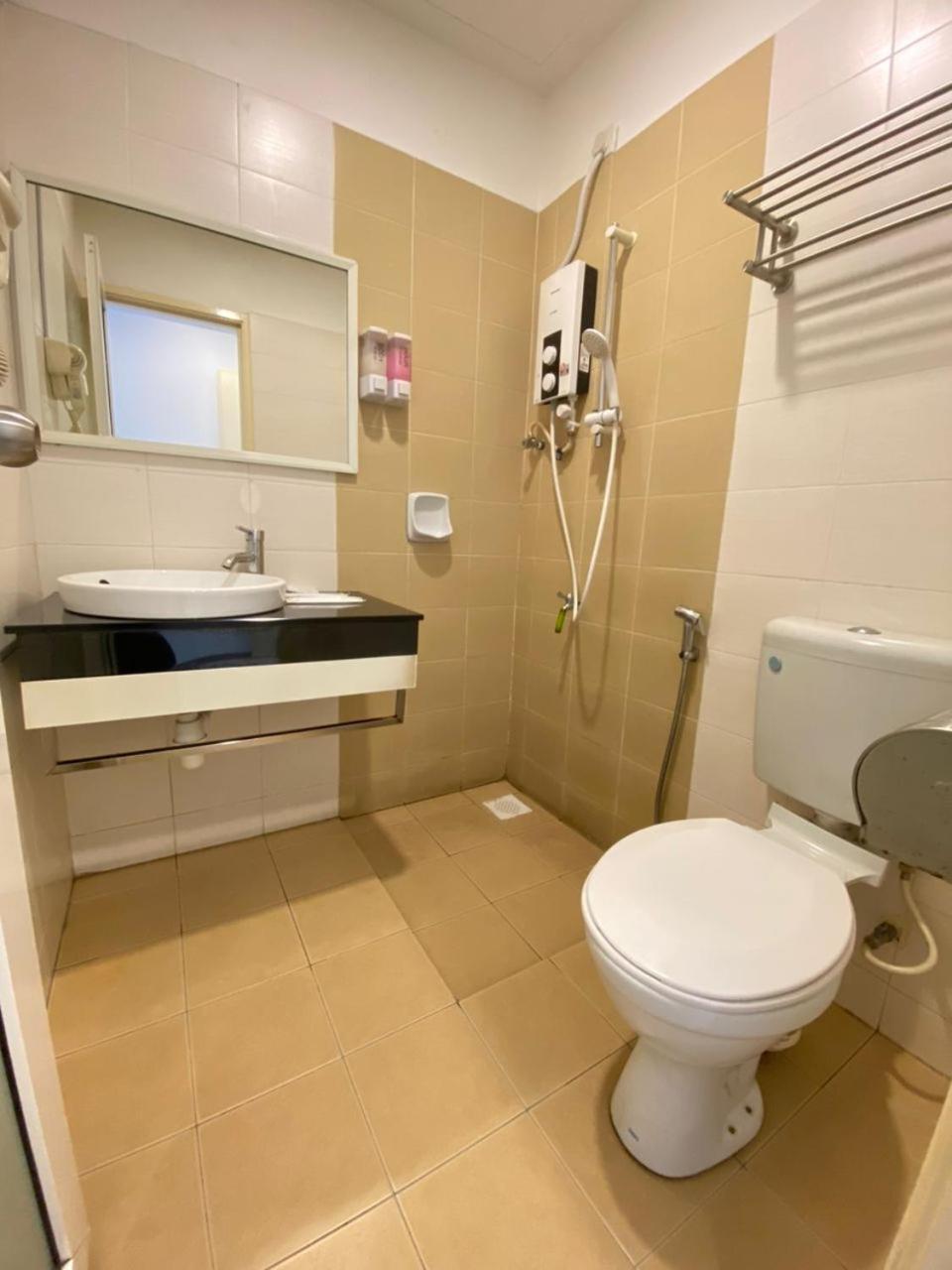 Havona Hotel - Taman Tropika Kulai Extérieur photo
