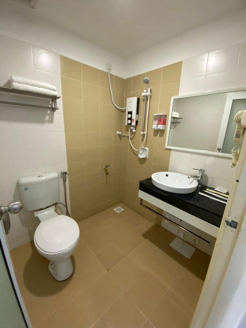 Havona Hotel - Taman Tropika Kulai Extérieur photo